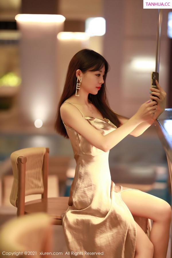 佘贝拉  佘贝拉西双版纳旅拍 闪亮金碧的吊裙第6张图片